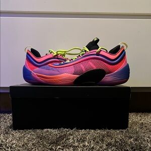 Adidas don issue 6 basketball shoe’s